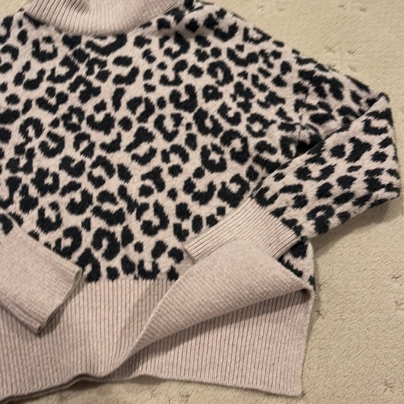 Yet Again Cheetah 🐆 Sweater Juniors Size S - Picture 4 of 5